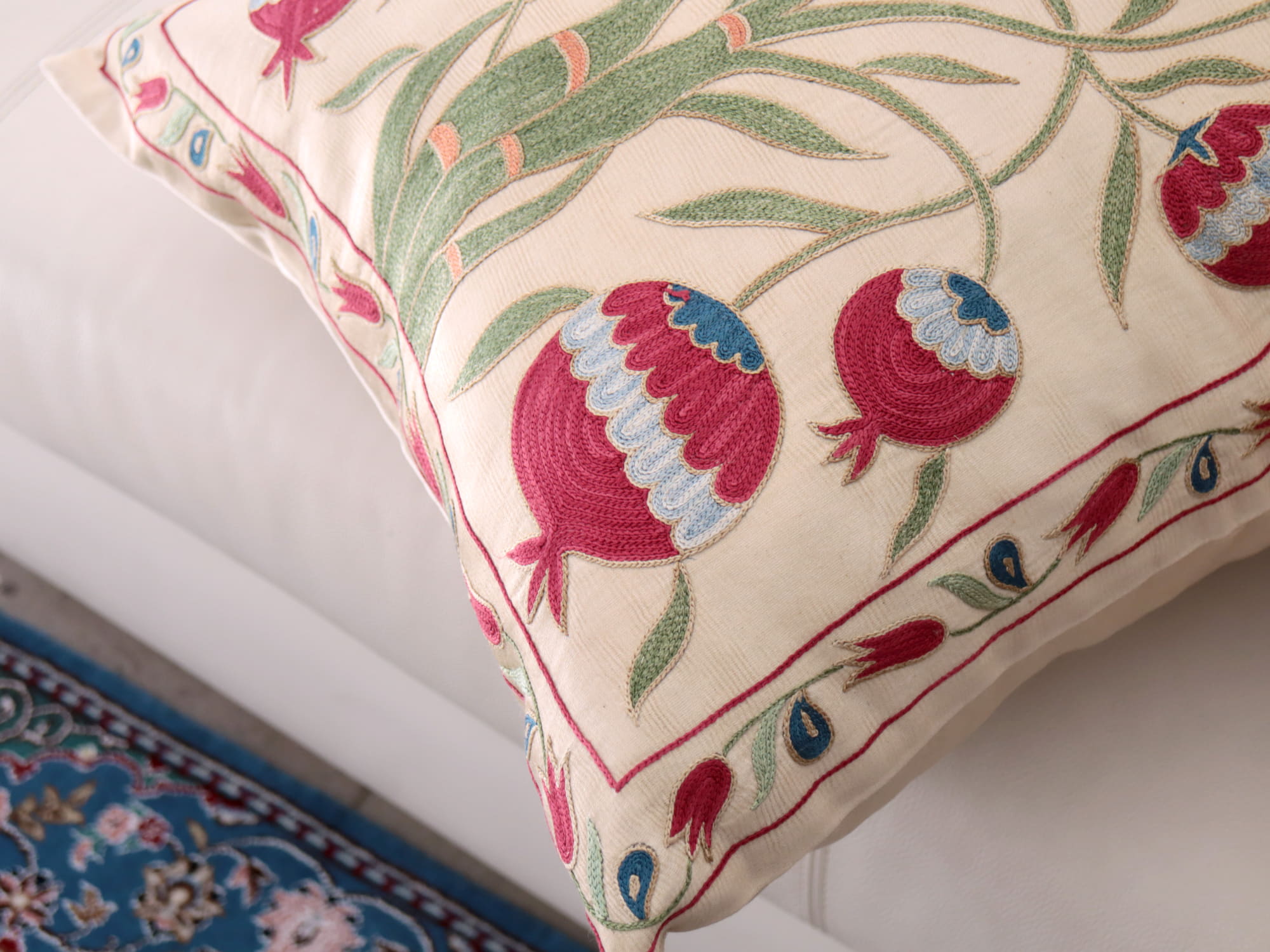 キリムスタイル / クッションカバー 50cm シルク スザンニ刺繍50×50cm