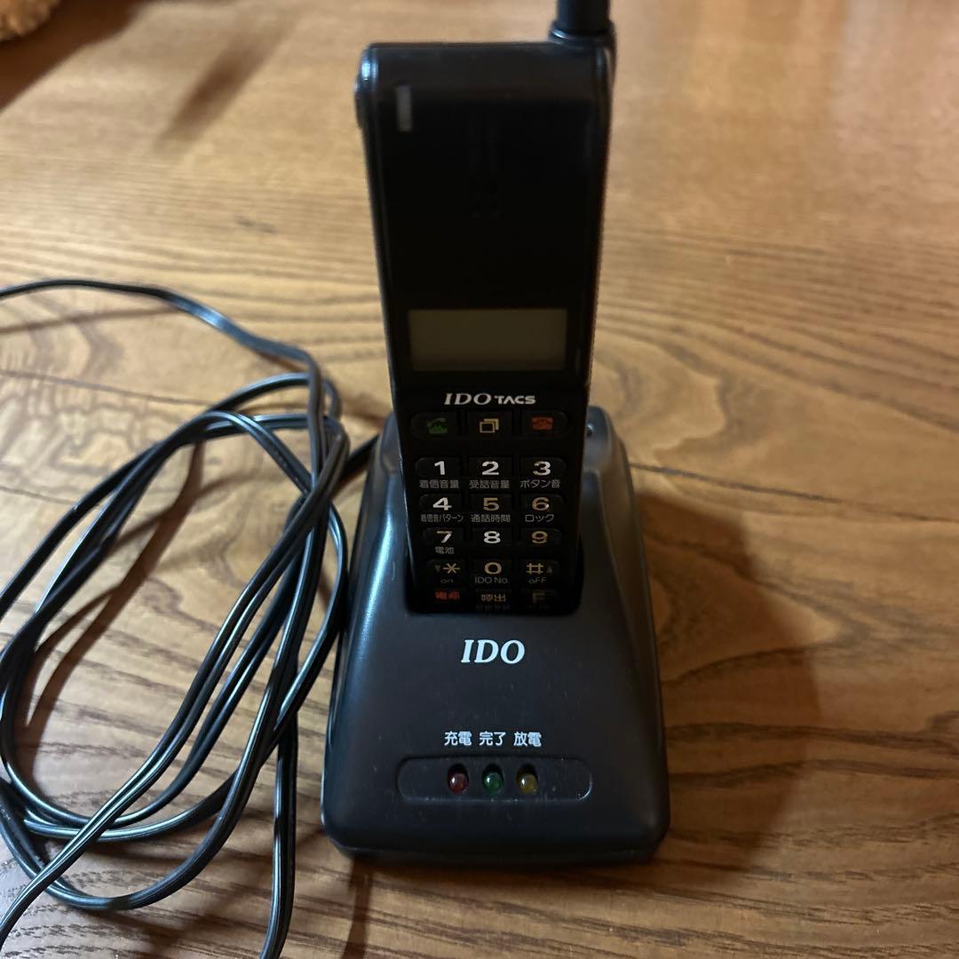 昭和のIDO TACS 携帯電話本体と充電器 - メルカリ