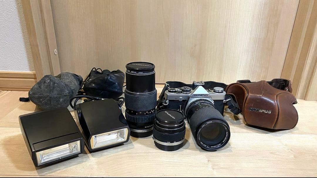 動作未確認 OLYMPUS OM-2 フィルムカメラ/レンズ×3/ストロボ×2他 およそ半世紀という時を超え、いま手に入れる満足感｜オリンパス OM-2