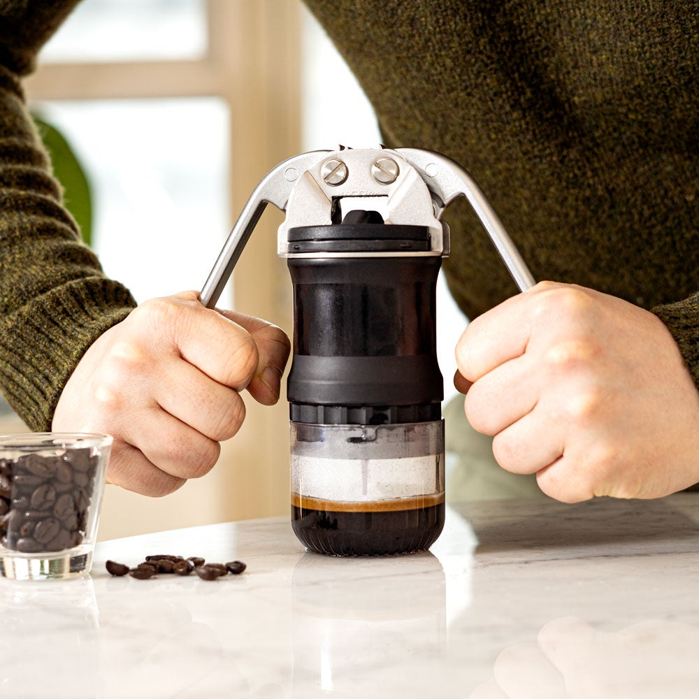 家でも外出先でも本格的なエスプレッソが淹れられるハンドレバー式