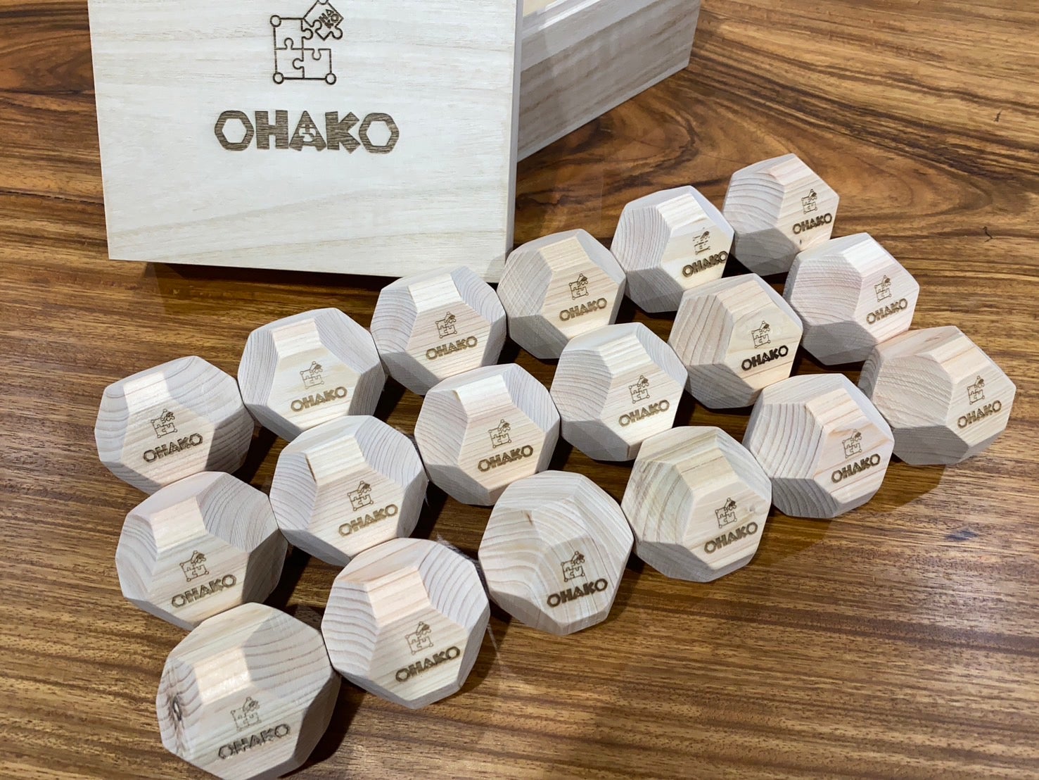 日本製おもちゃ】子どもたちの脳トレブロック 18面体積み木 （意匠