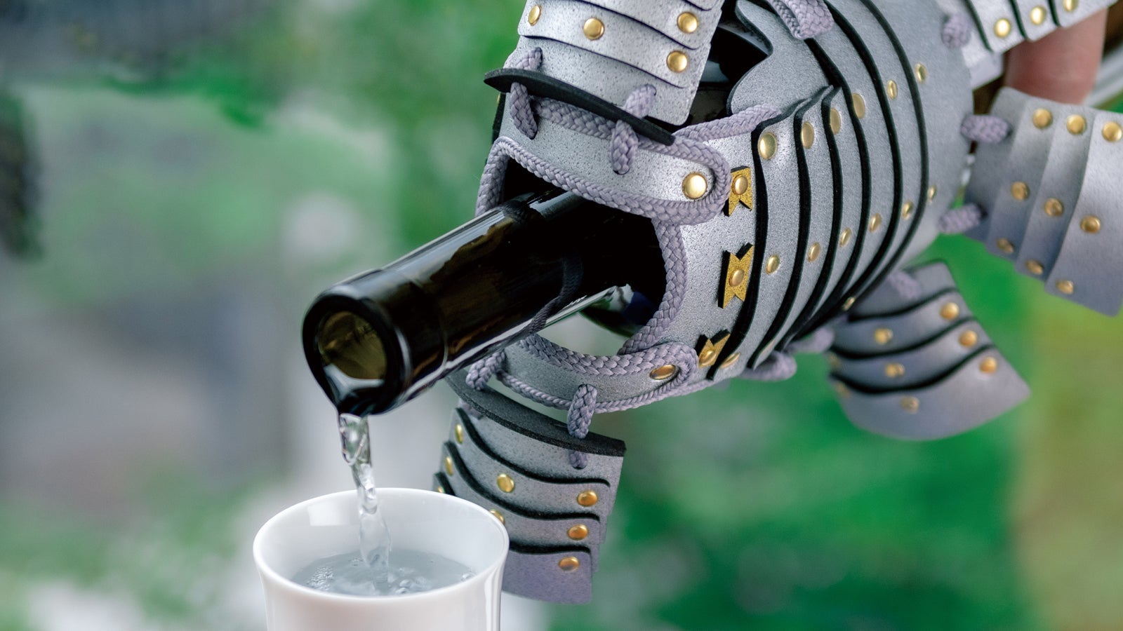 日本酒に鎧を着せる。SAMURAI YOROI ボトルカバー “MANEKU”｜マクアケ