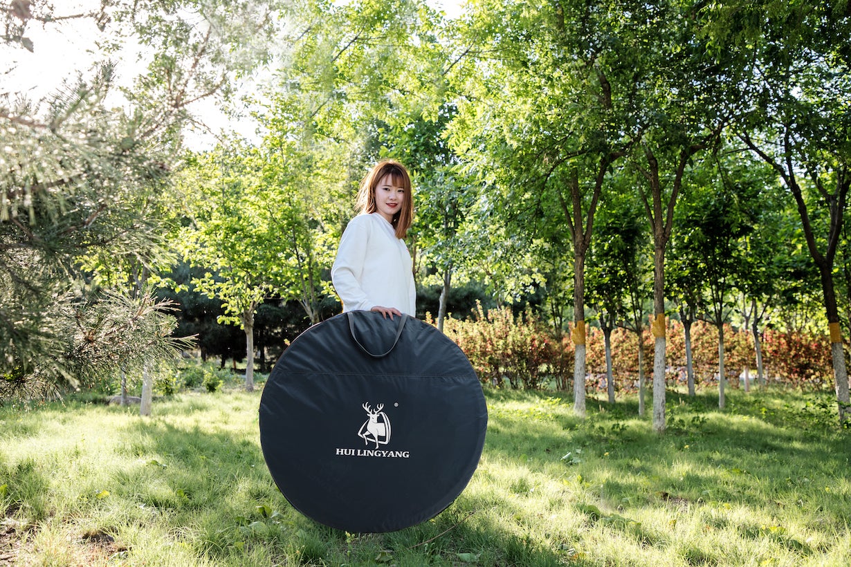 キャンプの煩わしさを無くし快適にする。約10秒で設置できる大空間