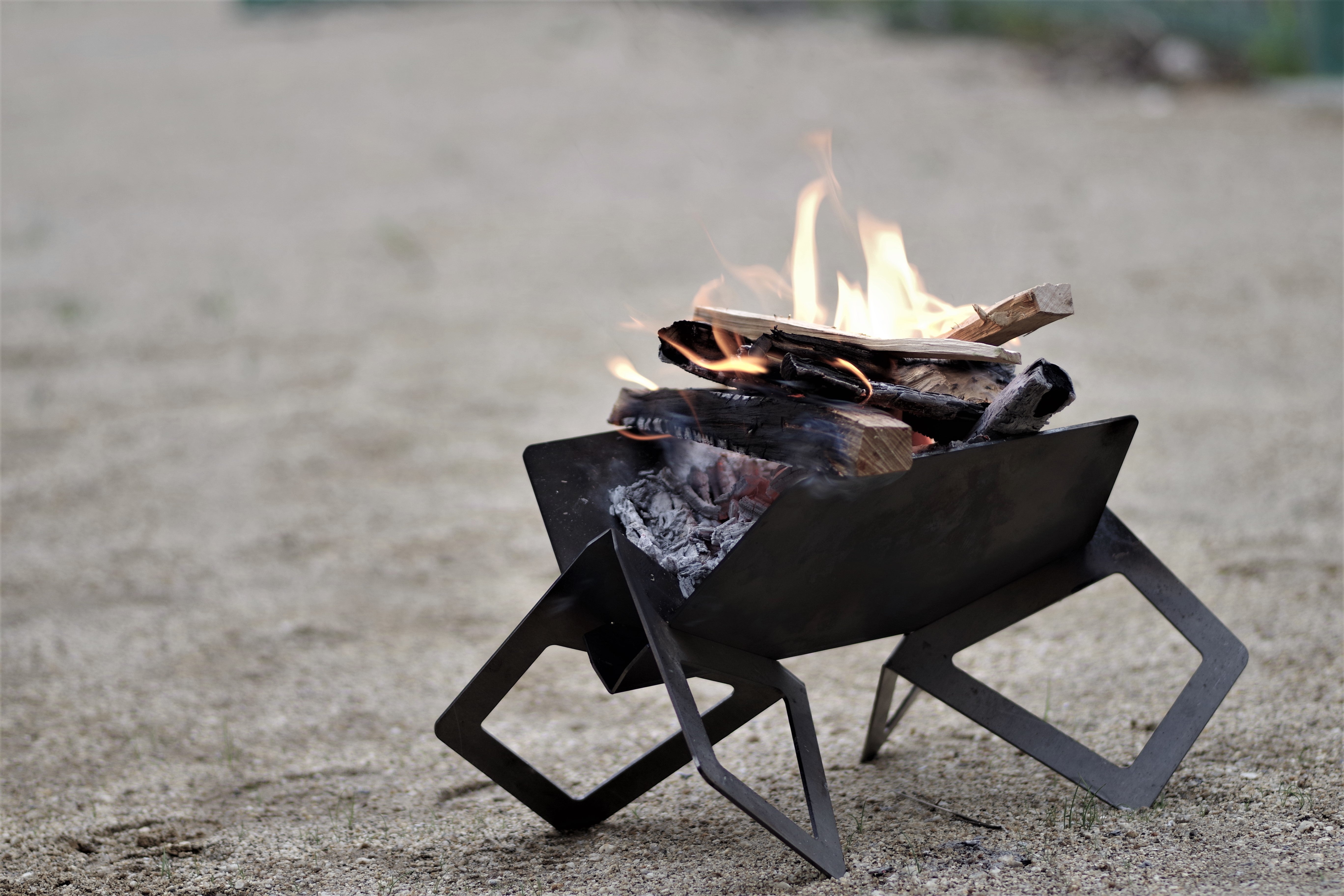 ソロキャンパー向け、L字型の新発想。収納に困らない美しい焚火台