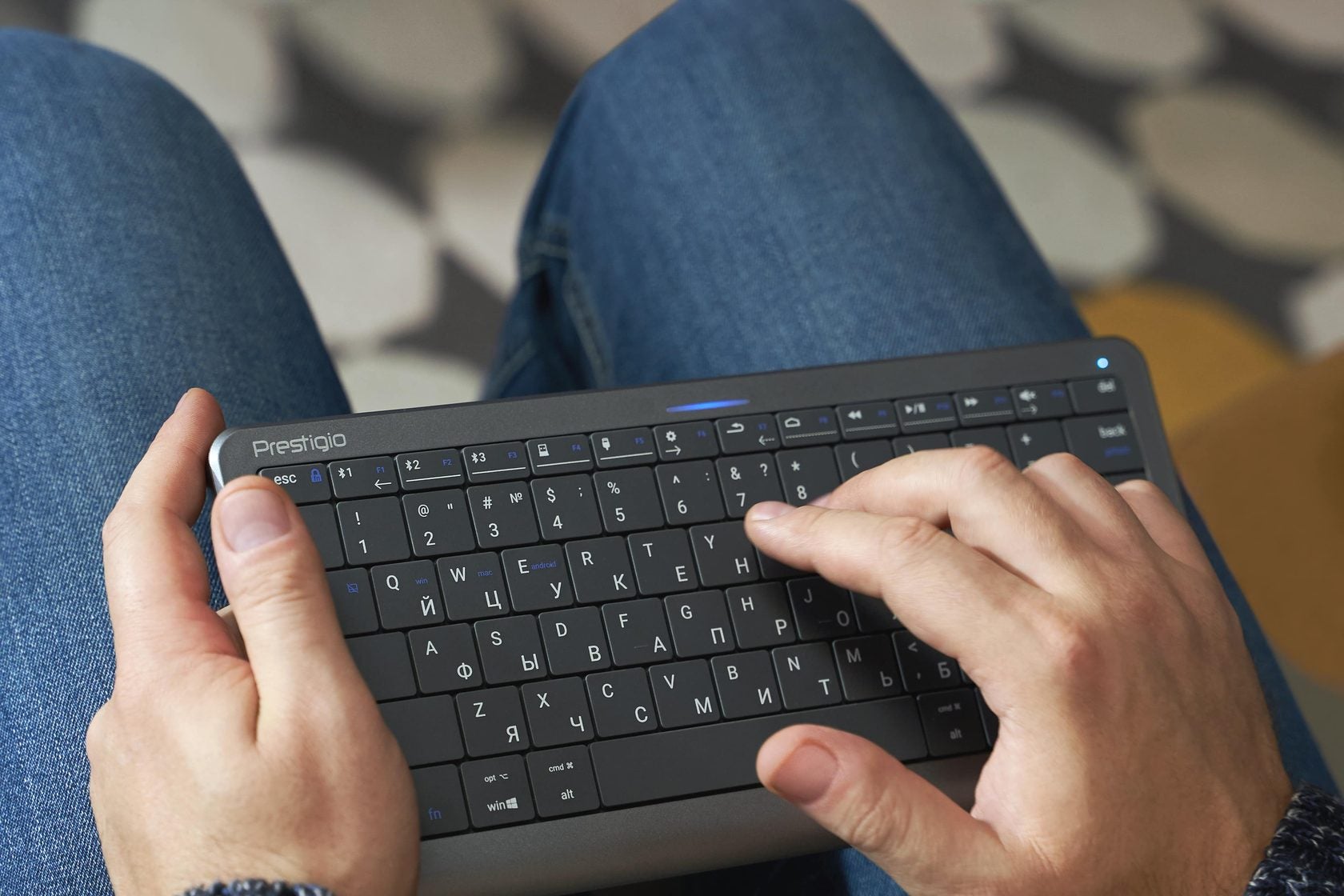 タッチパッドとマウス機能を キー表面で操作可能にした 革新的