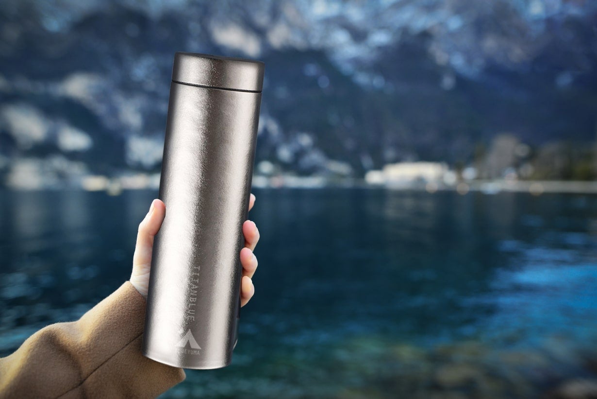 200gという驚きの軽さ！純チタン製真空ボトル「TITANBLUE」｜マクアケ