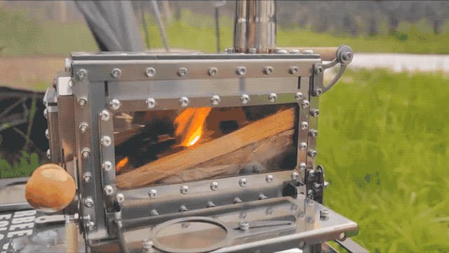 三面ガラス窓で炎の揺らぎがどこでも楽しめるミニ薪ストーブ「SHITIE