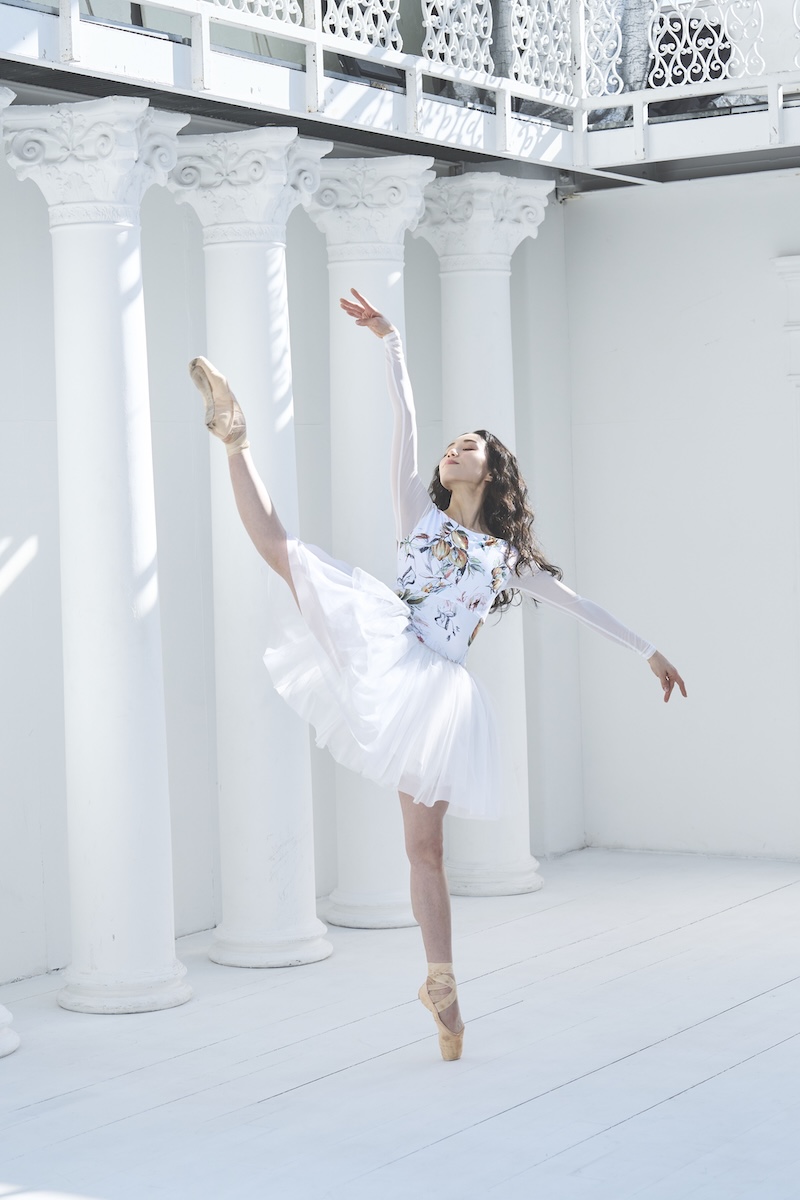 stina / type O square / Lemon wing white