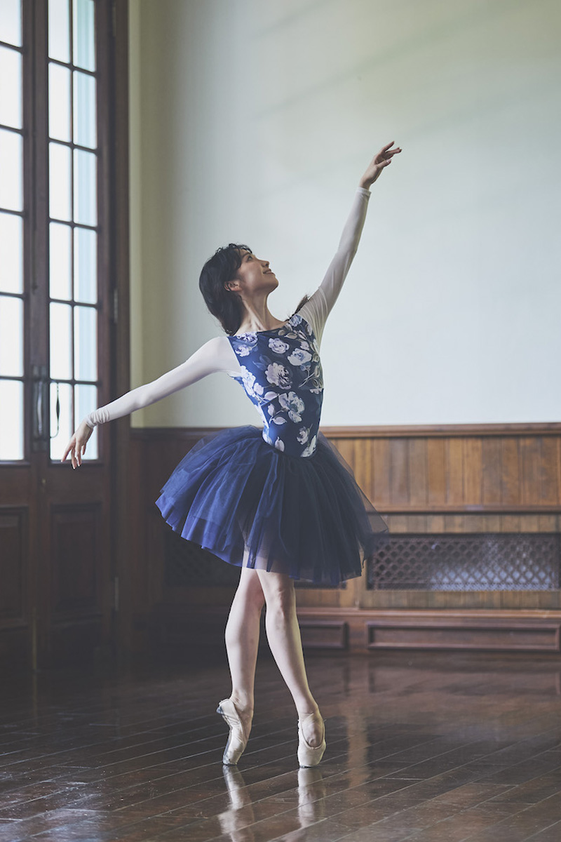 stina / type Q mermaid / Joy flower light gray