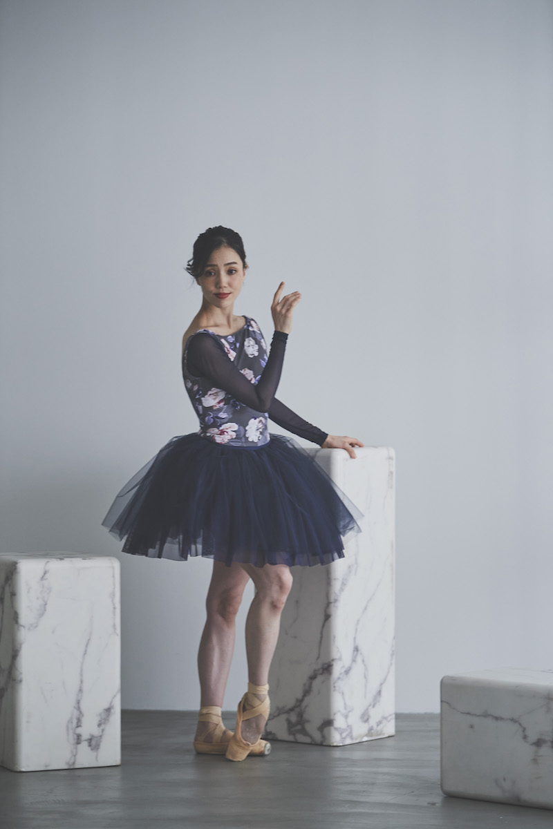 stina / type O square / Joy flower charcoal gray