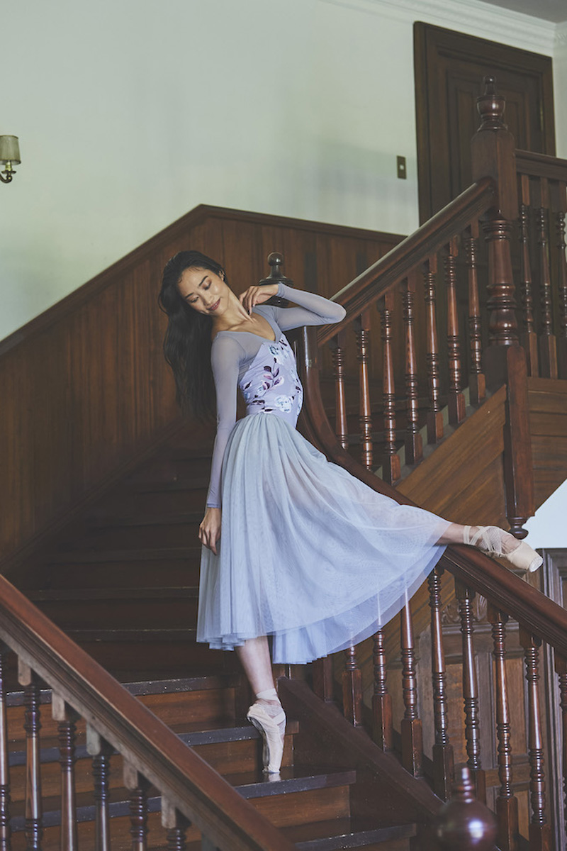 stina / type Q mermaid / Joy flower light gray