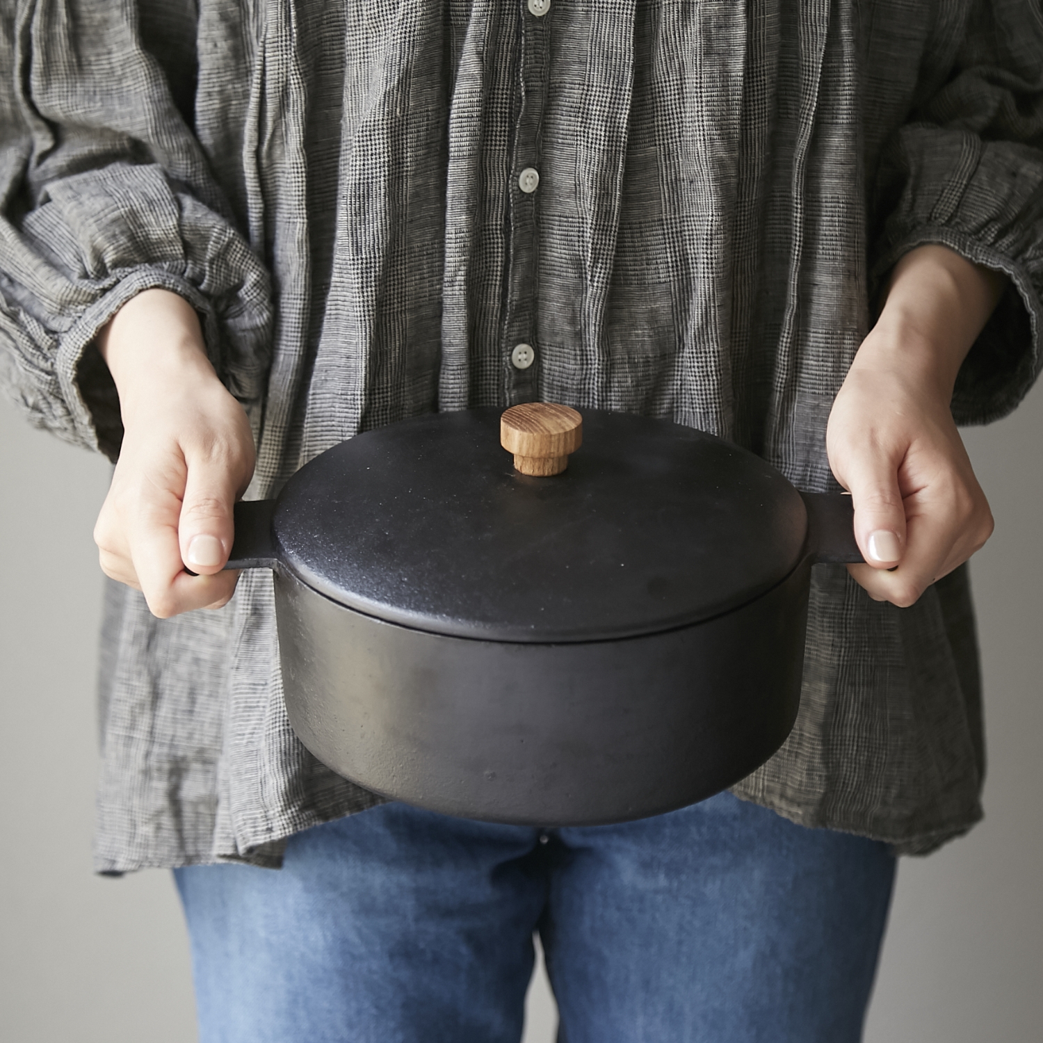 toki no niwa/鉄鋳物両手鍋 -100年使えるから一生ものになる、漆仕上げ