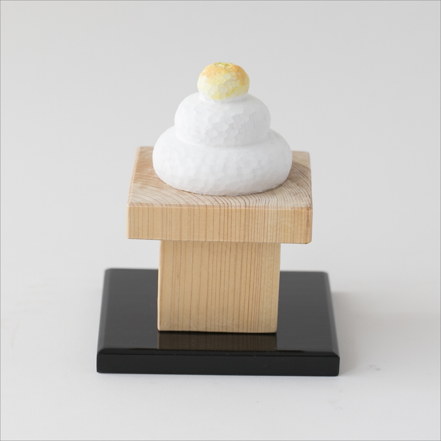 鈴木彫刻所/鏡餅 M -ふんわりすべすべ、一木造りの鏡餅 - スタイルストア