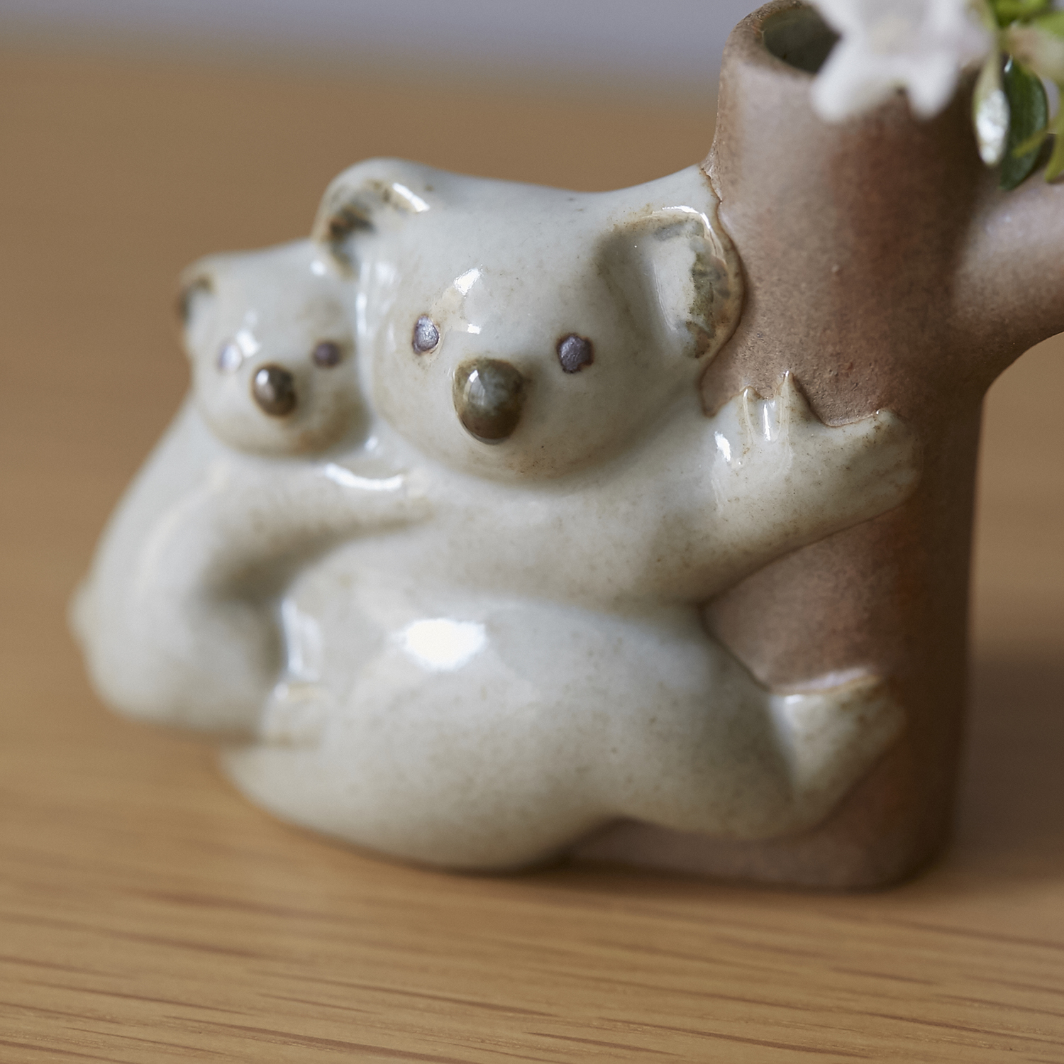 sen/コアラの花入れ -草花一輪だけでも愛らしく見える、コアラ親子の